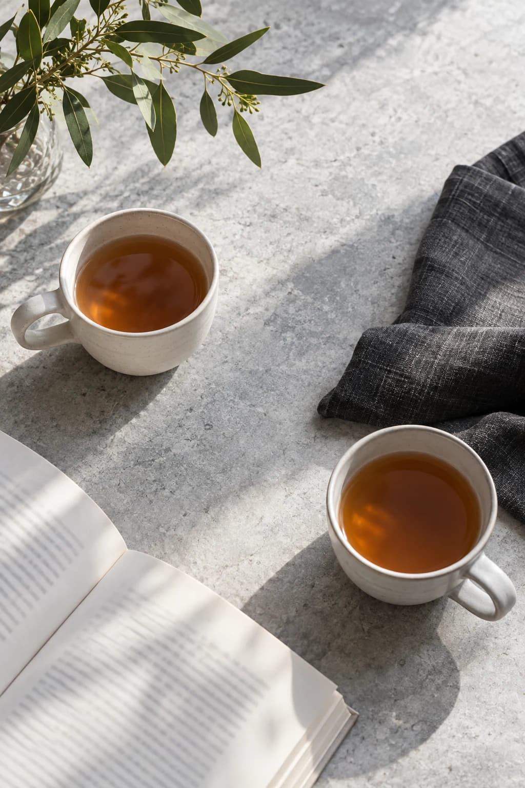 概念俯拍静物影像:两杯茶与一本打开的书